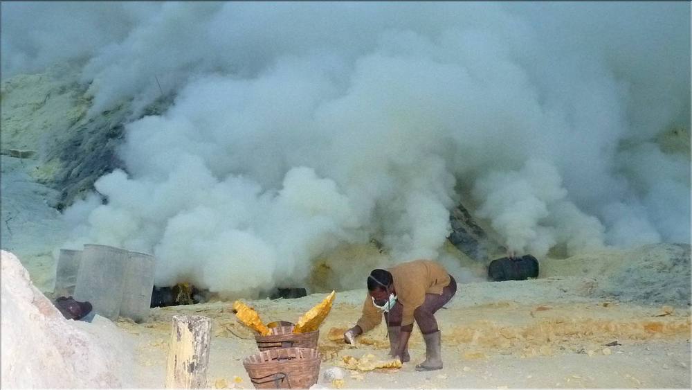 indonesie java kawah ijen un porteur au travail 